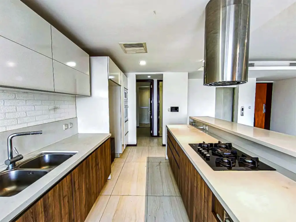 amplio_dpto_en_venta_con_terraza_jacuzzi_en_cond_Rivera_beauty_plaza_equipetrol_cocina