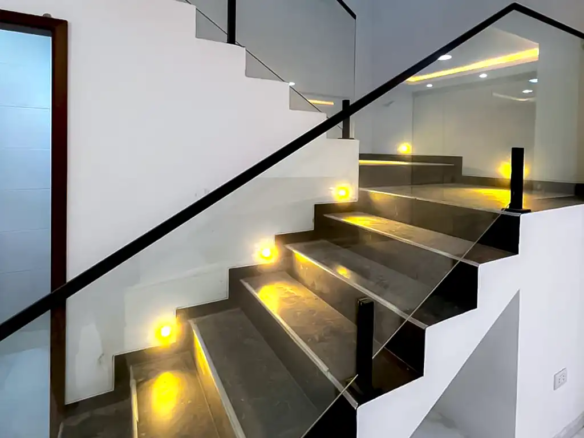 casa_de_5_dormitorios_en_venta_6to_anillo_urb_españa_escaleras