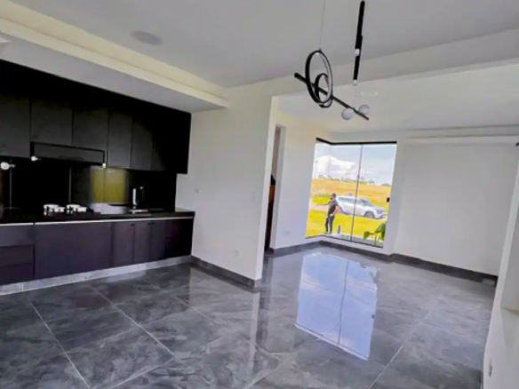 casa_en_venta_a_estrenar_de_5_dormitorios_en_playa_turquesa_sala_y_cocina