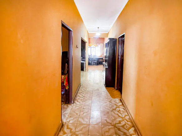 casa_en_venta_de_4_dormitorios_zona_comercial_de_feria_y_cumavi_pasillo