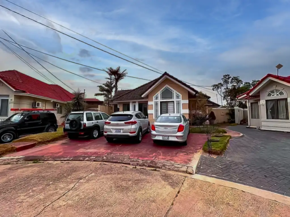 casa_en_venta_dentro_de_condominio_genesis_7mo_anillo_beni_entrada