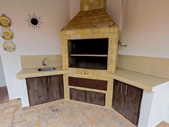 casa_en_venta_sobre_avenida_beni_entre_6to_y_7mo_anillo_churrasquera