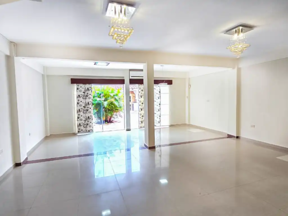 casa_en_venta_sobre_avenida_beni_entre_6to_y_7mo_anillo_sala