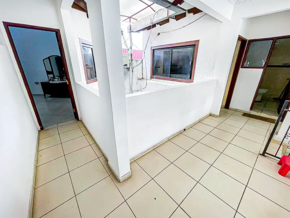 casa_en_venta_zona_comercial_avenida_cañoto_pasillo