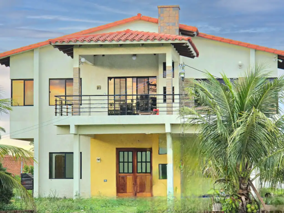 casa_quinta_con_amplio_terreno_zona_el_palmar_entrada