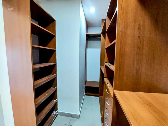 Dpto_en_venta_en_avenida_cristobal_de_mendoza_2do_anillo_edf_la_casona_dpto_2410_armario